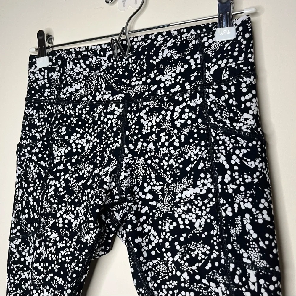 LULULEMON RARE Tight Stuff Chirasu Black Pockets Printed 3/4 Leggings